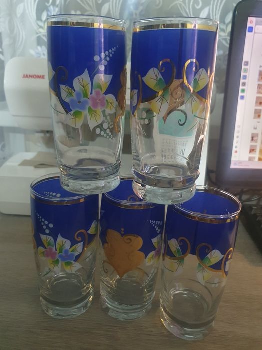 Стаканы, пиалы, сахарница, тарелки.