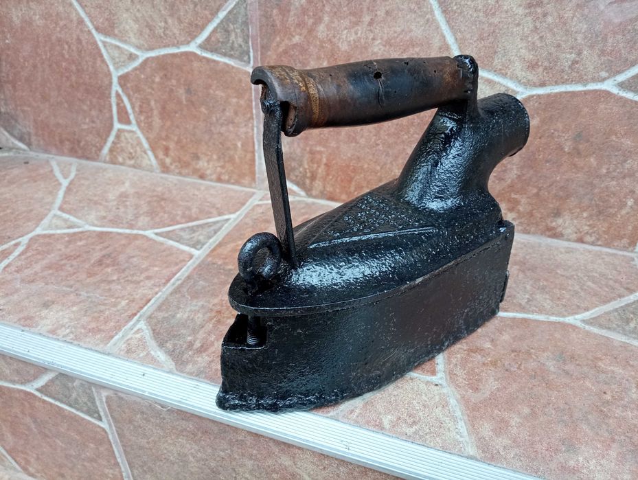 Vând fier calcat vechi  cu horn, ( model franțuzesc).