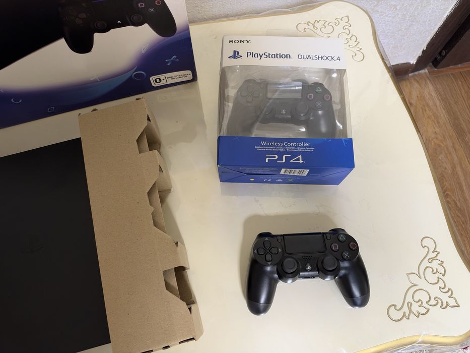 Ps4 slim  практически новый
