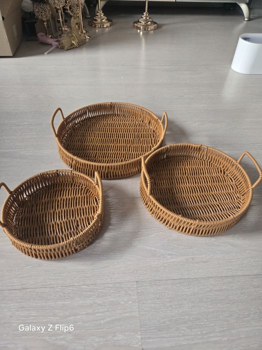 Кръгъл ратанов поднос/кошница за сервиране

Плетен поднос с дръжки, ид