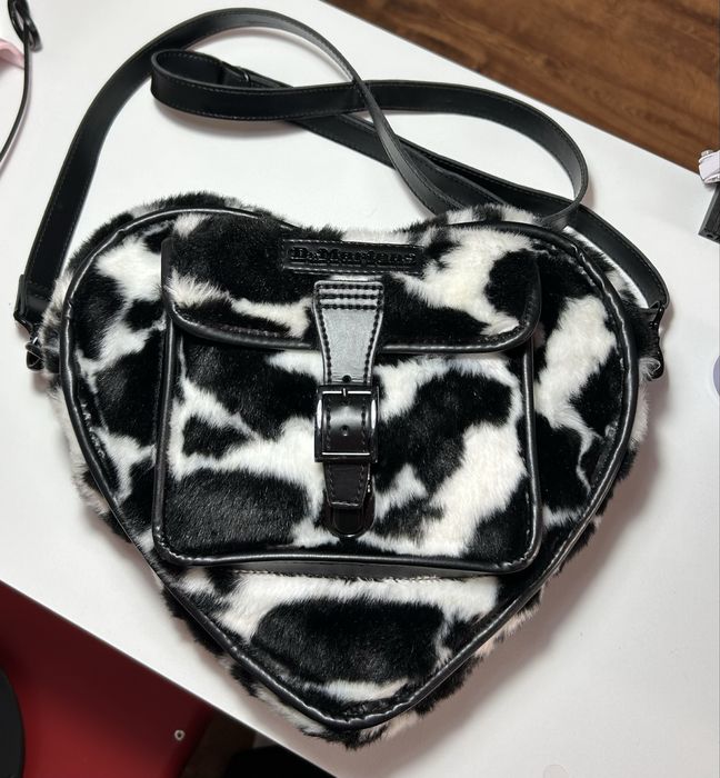 Rucsac / Geantă inimă Dr. Martens Cow Print Faux Fur – Originală