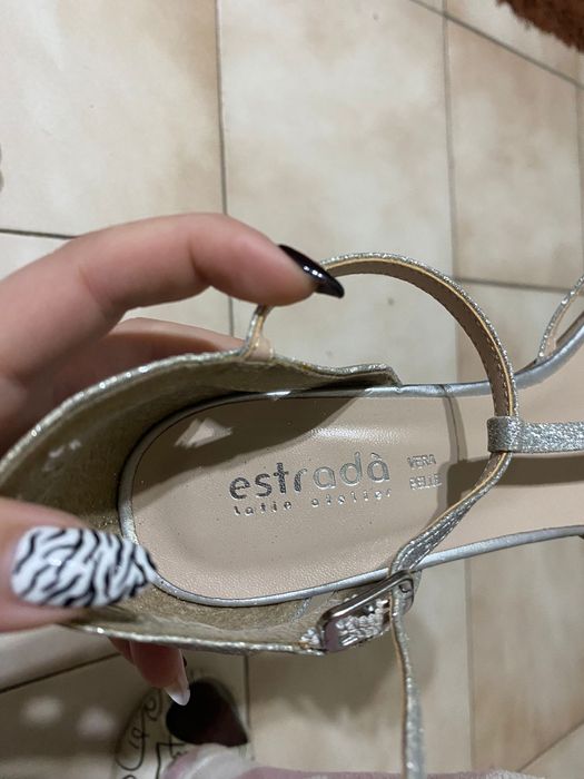 Сребристи сандали на ток Estrada
