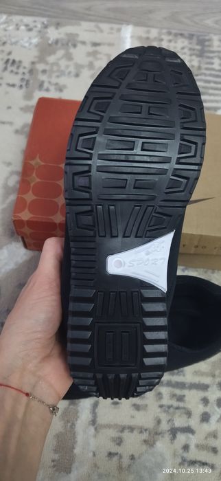 Продам новые кроссовки