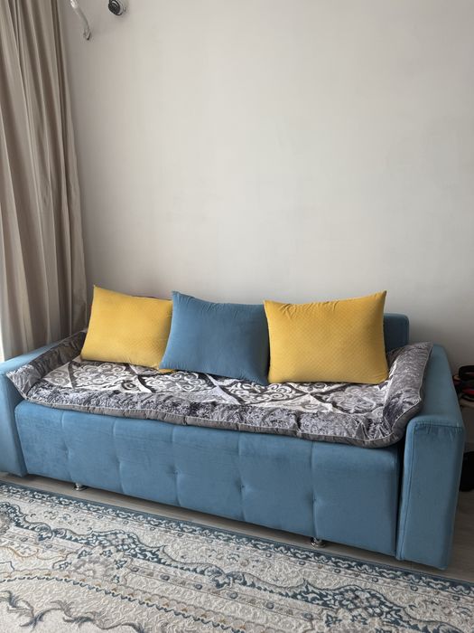 Продам диван голубого цвета