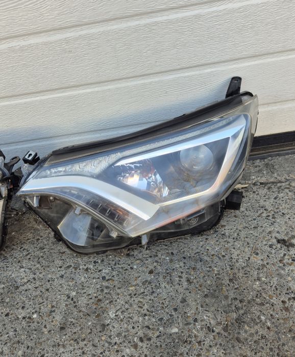 Faruri Originale Toyota Rav4 Hybrid 2015-2018. Volan stinga.Preț bucat