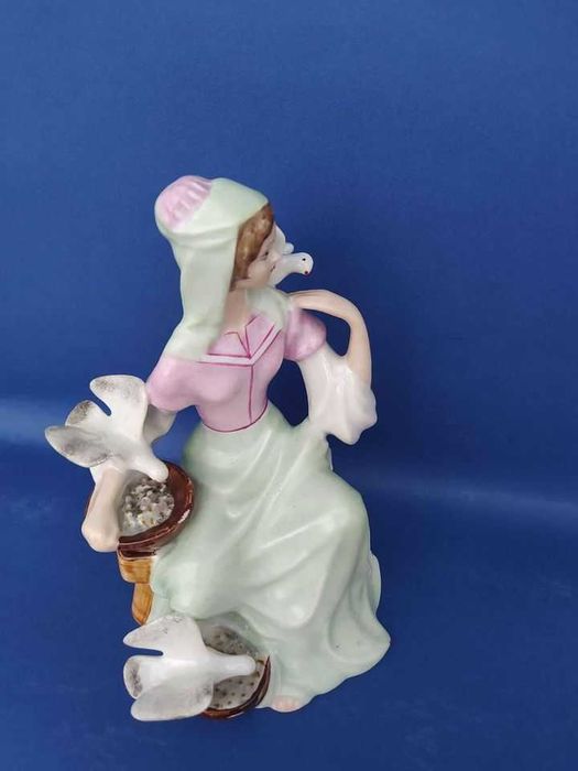 Statueta fata cu porumbei si ciobanas