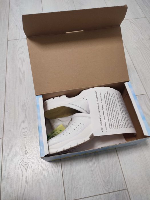 Чехли №43 медицински ,бели ,естествена кожа ,нови.