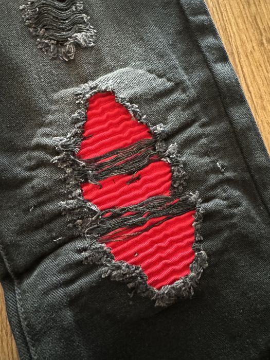 Blugi cu petice rosii