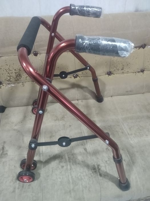 Детский ходунок с передними колесами