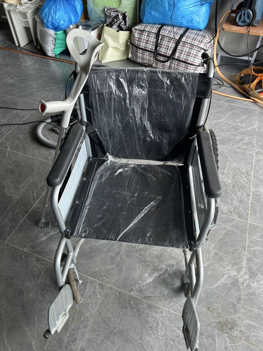 Продам коляску и костыль