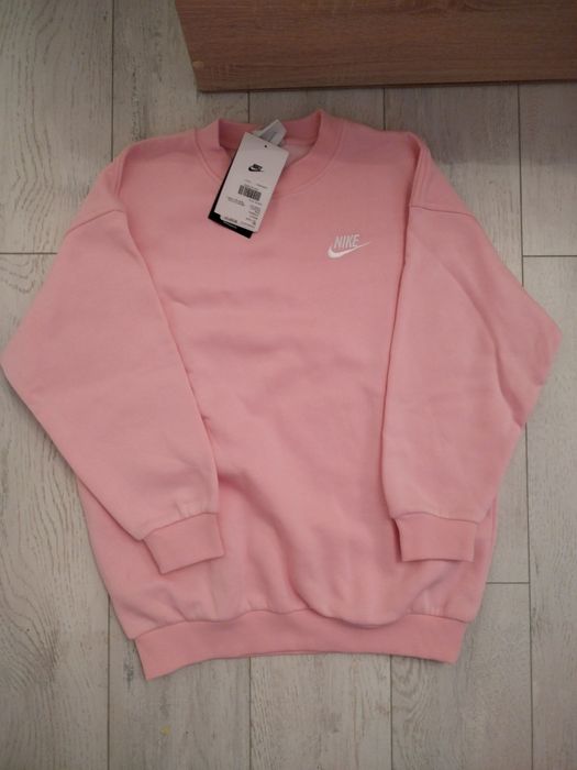 Чисто нов Nike суитчър