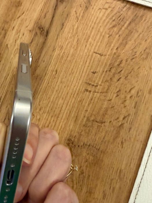 Коледен подарък iPhone 16 pro White 2 години гаранция