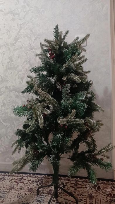 Срочно  Продаётся ёлка