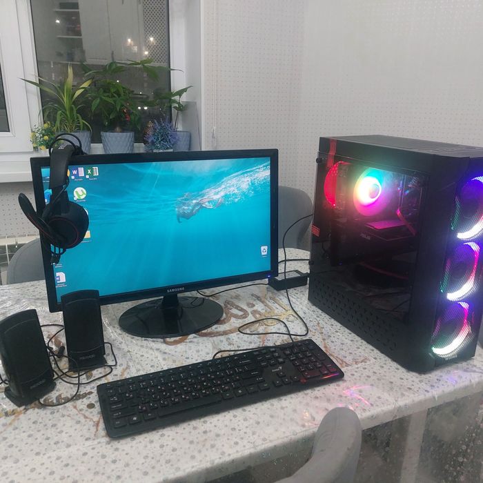 Компьютер- сист.блок, монитор,клавиатура, мышка , наушник