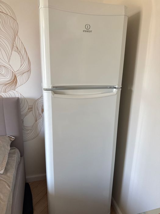 Продам холодильник indesit