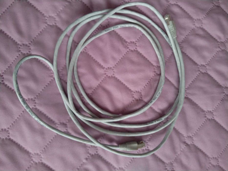 Безжични мишки за компютър, кабели и чинчове за стерео аудио и видео.