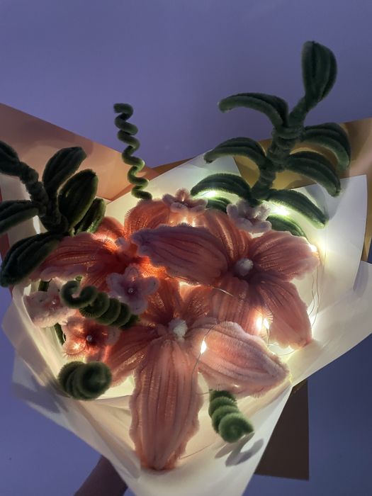 Букет на 8 марта , на день рождение и тд.ИСКУСТВЕННЫЕ ЦВЕТЫ+ ГИРЛЯНДА