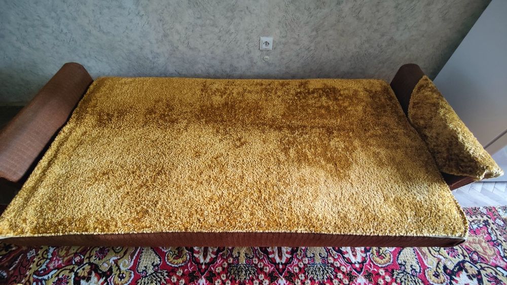 Разтегателен диван 190 см на колелца и две табуретки от 1974