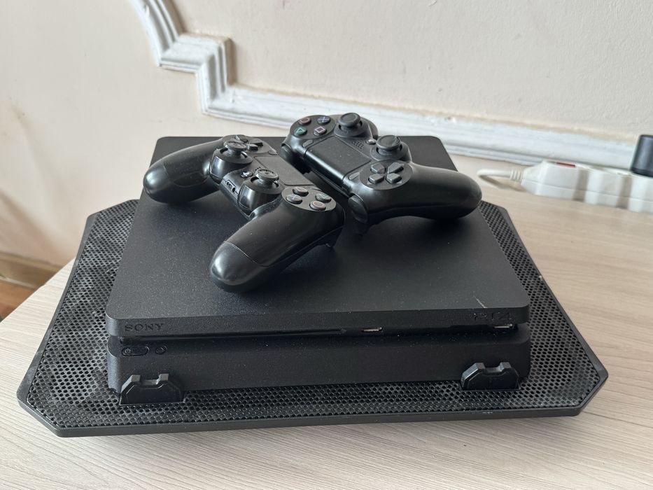 Sony PlayStation 4 Slim 1TB.