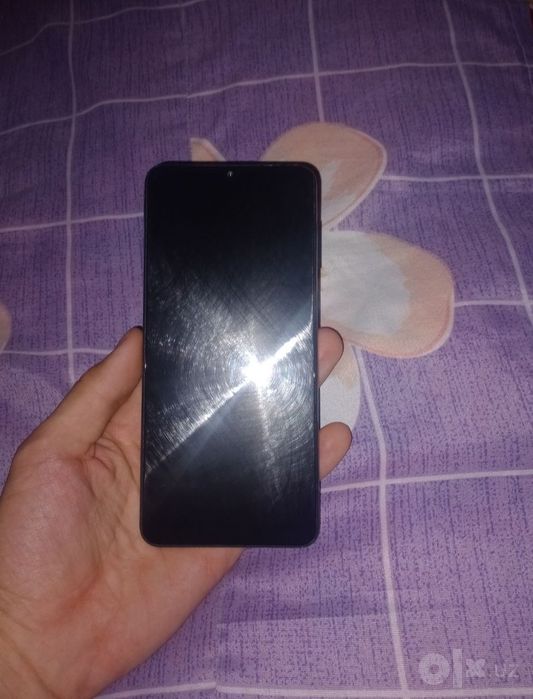 A 12 aybi yuq toza qirilgan joylari yuq telfon edyal darachada turibi
