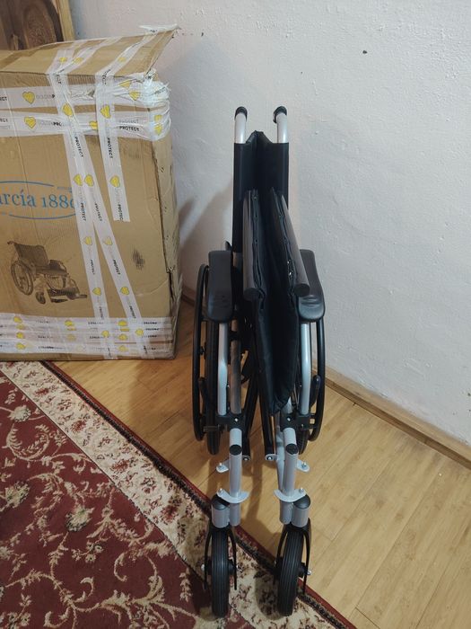 Scaun cu rotile pliabil bariatric • 235 kg • nou, nefolosit • solid