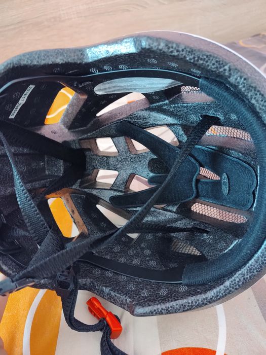 Чисто нова предпазна каска