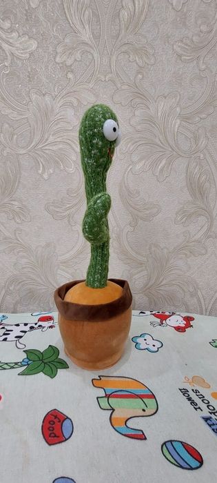 Говорящий, поющий кактус.