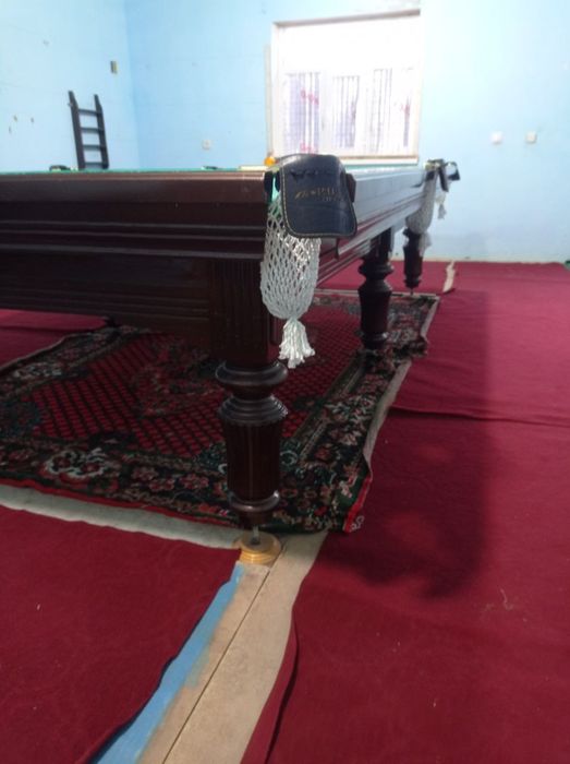 Boshliqning stoli tagida surat bor.