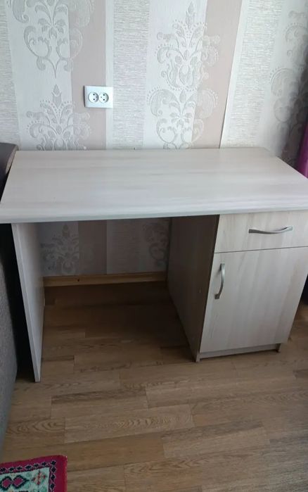 Продам стол для учебы,в отличном состоянии,