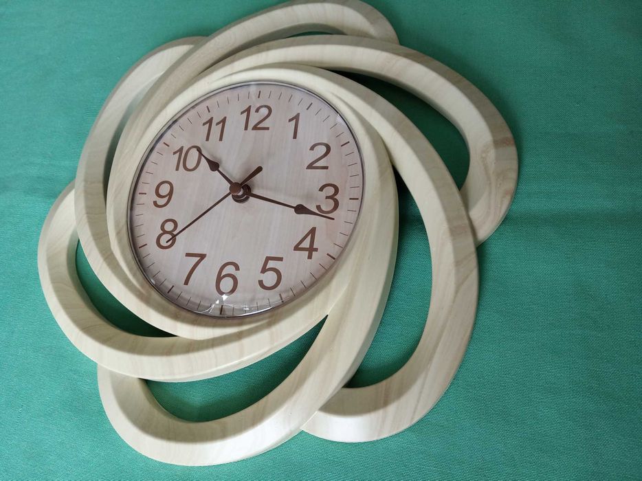 Кръгъл стенен часовник