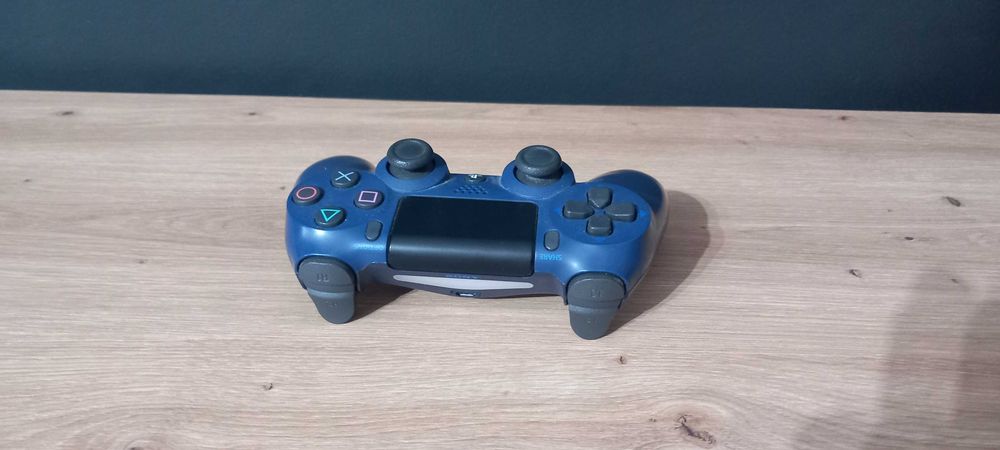 Vând controller sony wireless dualshock 4 navy blue pt PS4 în stare bună merge perfect,nu are probleme, fac doar predare personală în brașov