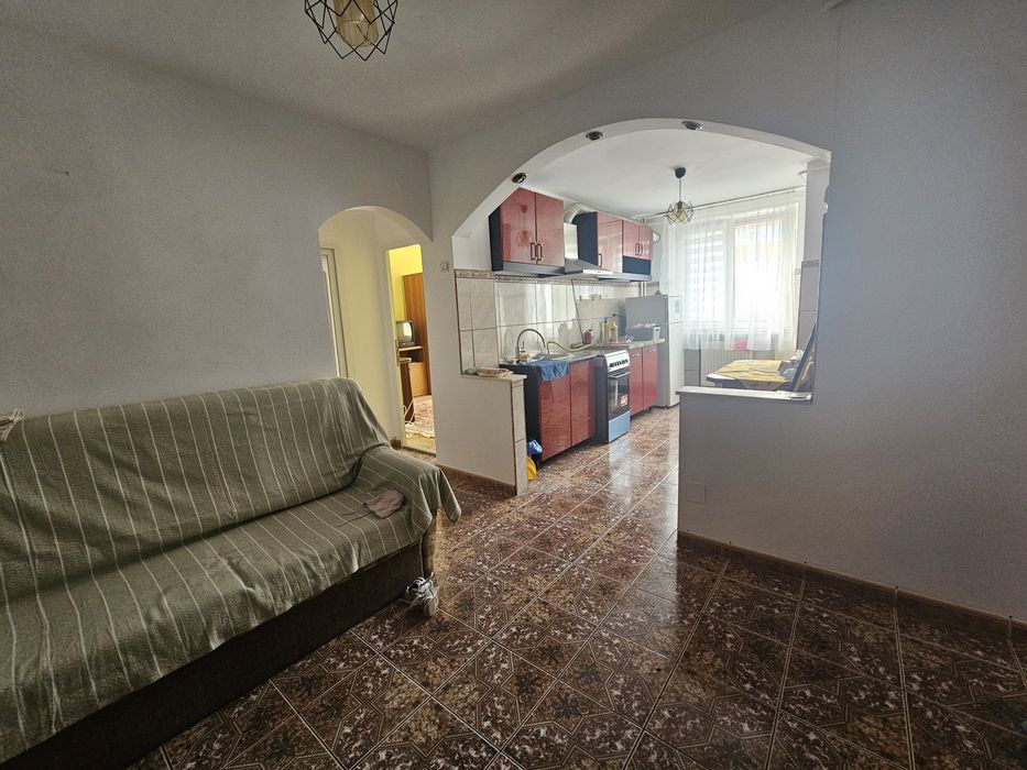 Închiriez apartament 3 camere