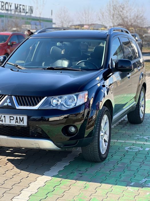 Mitsubishi Outlander / 4x4 / 7 Locuri / Piele / Trapă/ Key less