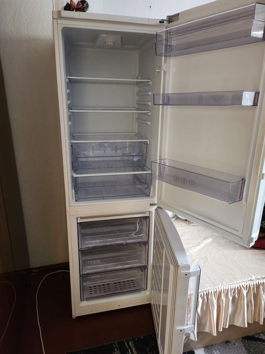 Хладилник с фризер 3 чекмеджета BEKO