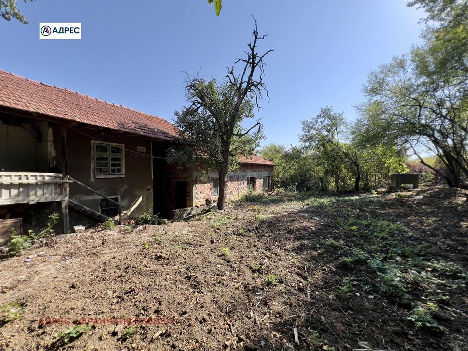 Къща в Ловеч, област-с.Къкрина площ 170 цена 17895