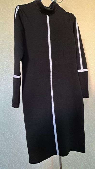 Женское платье с длинными рукавами