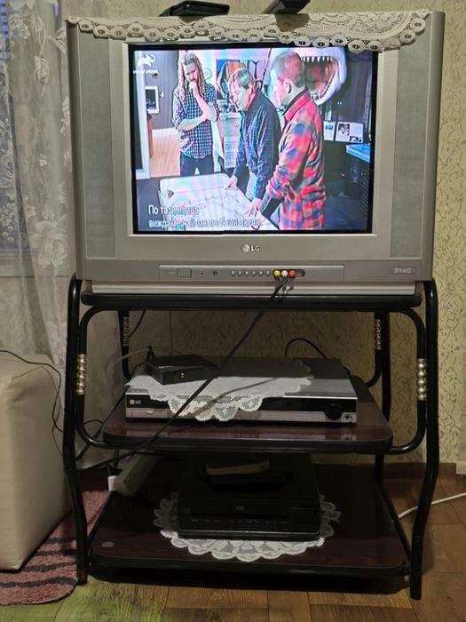 Телевизор LG , и масата по него заедно се продават само на място