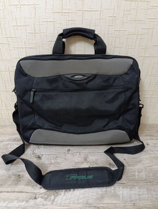 Сумка для ноутбука большая .Выполнена из полиэстера и нейлона.Имеется