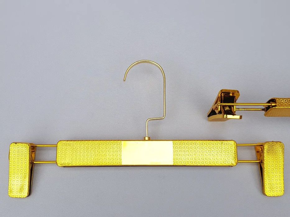 Вешалки-плечики деревянные с зажимом