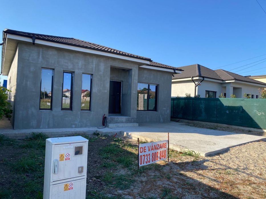 Casa de vanzare la intrare pe partea stanga