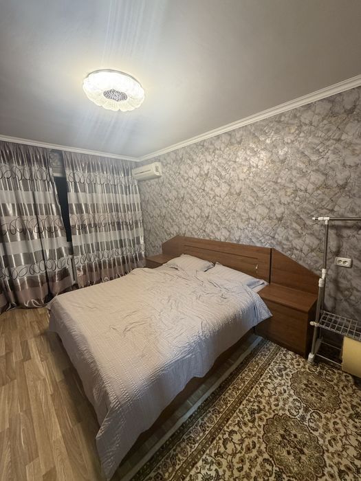 Кровать с двумя тумбами