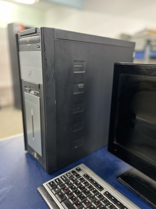 Компютър с монитор и клавиатура