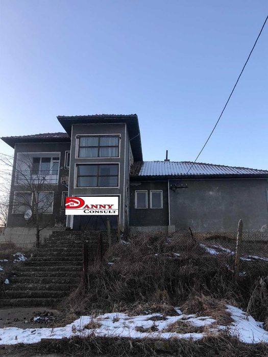 Двуетажна монолитна къща с двор в с. Беброво