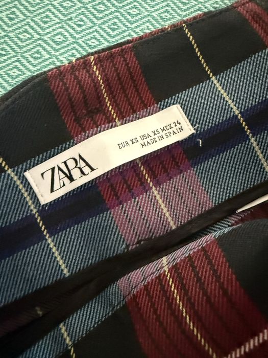 Vand pantaloni Zara in carouri