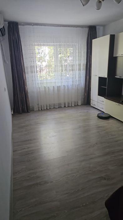 Închiriez apartament