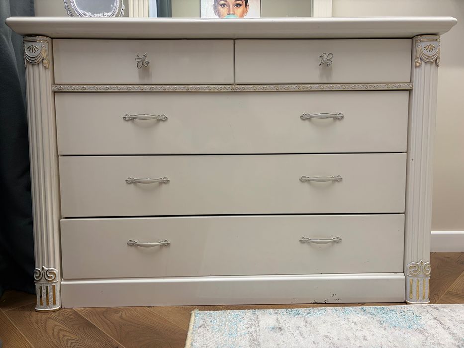 Туалетный столик с зеркалом