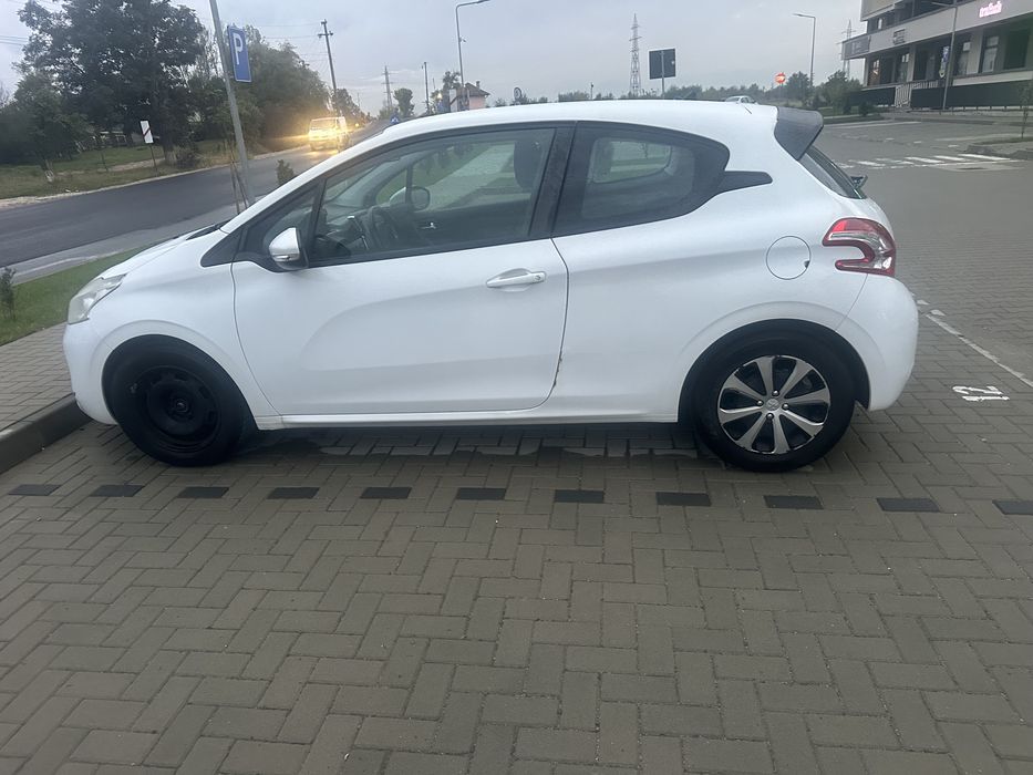 Peugeot 208 1.4 diesel 2012 in 3 usi cutie automata (robotizata)