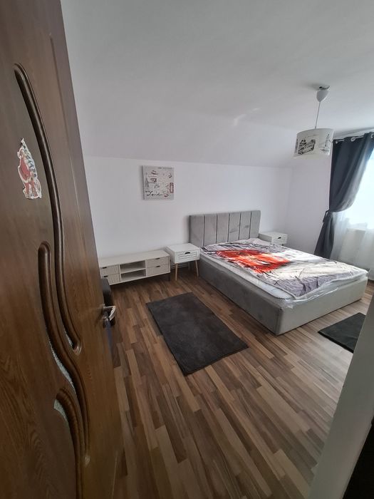 Inchiriez casa cu etaj la curte