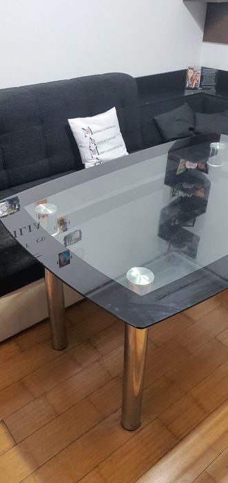 Masă neagră din sticlă