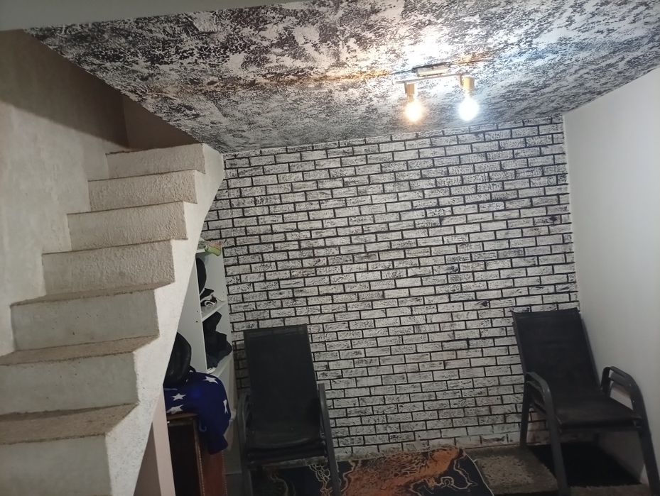 Vând 1/3 din casă +curte
